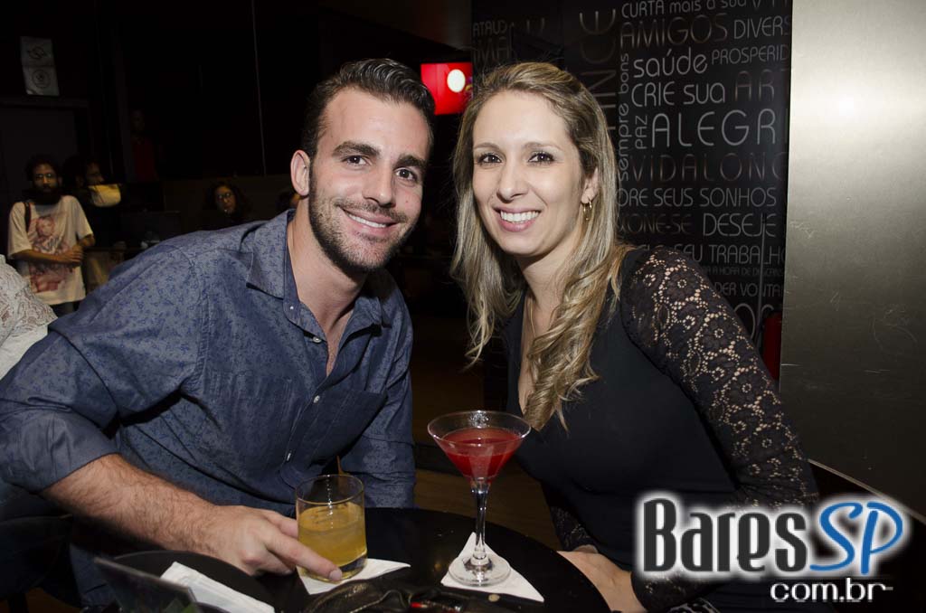 Dezoito Bar & Movement promoveu a Festa Glam com música ao vivo de Felipe Cambero Dezoito Bar & Movement promoveu a Festa Glam com música ao vivo de Felipe Cambero