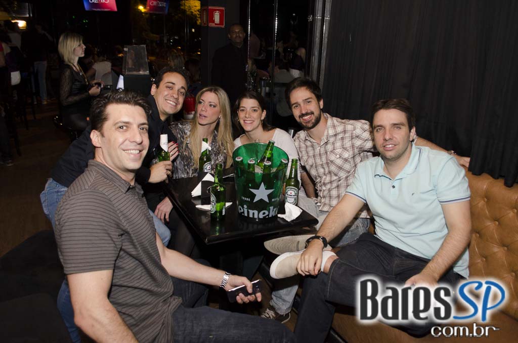 Dezoito Bar & Movement promoveu a Festa Glam com música ao vivo de Felipe Cambero Dezoito Bar & Movement promoveu a Festa Glam com música ao vivo de Felipe Cambero