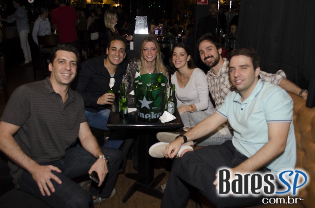 Dezoito Bar & Movement promoveu a Festa Glam com música ao vivo de Felipe Cambero Dezoito Bar & Movement promoveu a Festa Glam com música ao vivo de Felipe Cambero