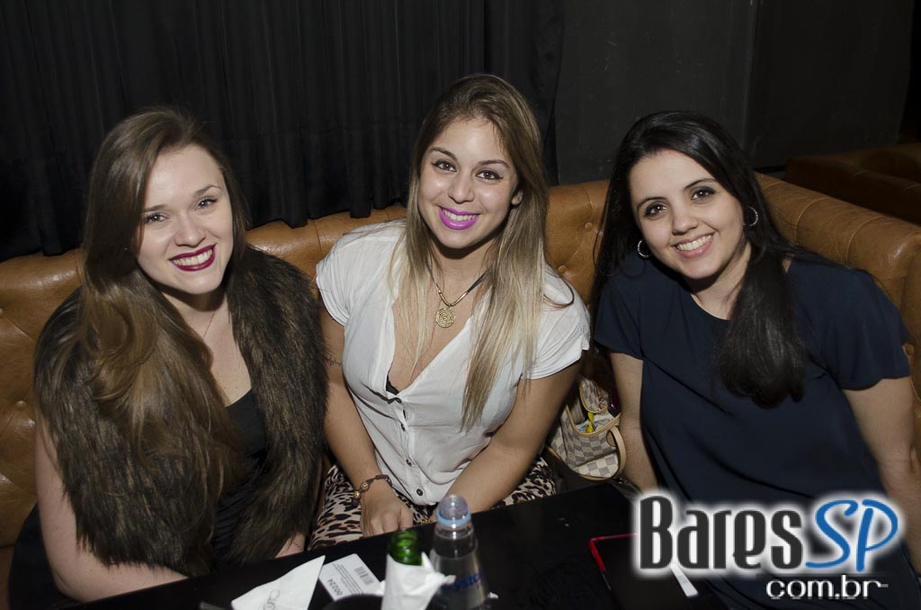 Dezoito Bar & Movement promoveu a Festa Glam com música ao vivo de Felipe Cambero Dezoito Bar & Movement promoveu a Festa Glam com música ao vivo de Felipe Cambero