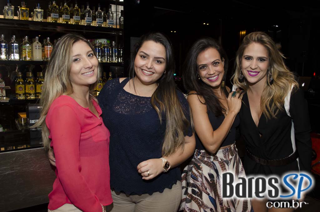 Dezoito Bar & Movement promoveu a Festa Glam com música ao vivo de Felipe Cambero Dezoito Bar & Movement promoveu a Festa Glam com música ao vivo de Felipe Cambero