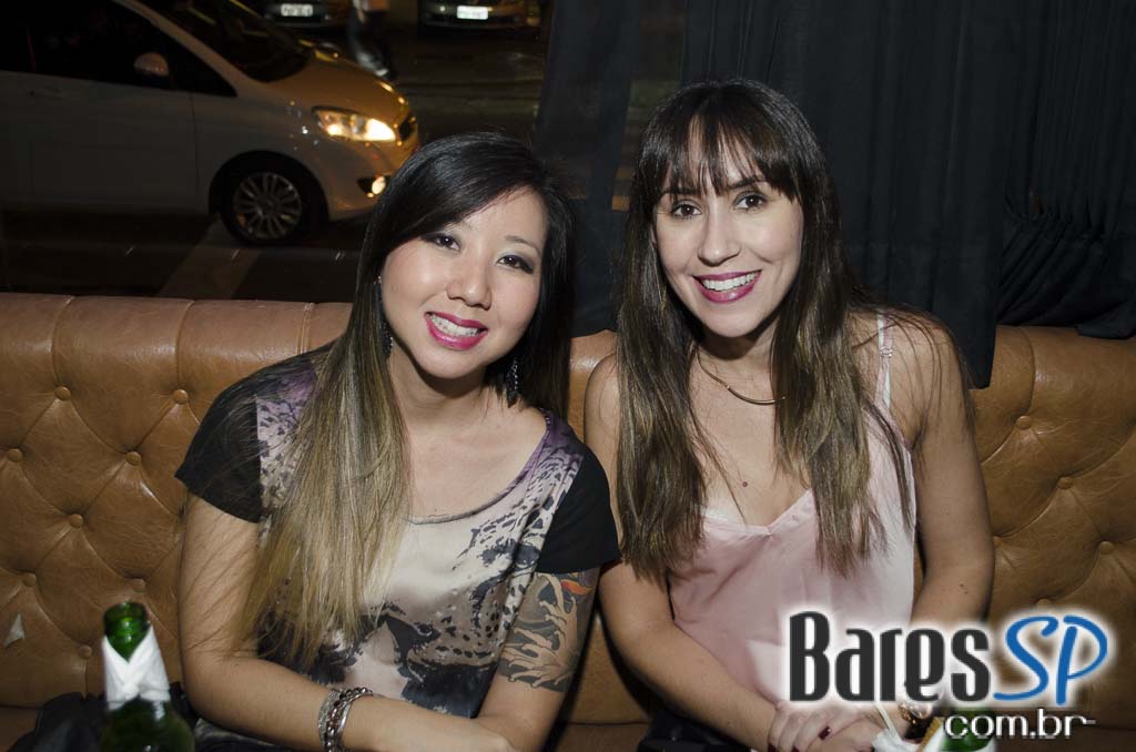 Dezoito Bar & Movement promoveu a Festa Glam com música ao vivo de Felipe Cambero Dezoito Bar & Movement promoveu a Festa Glam com música ao vivo de Felipe Cambero