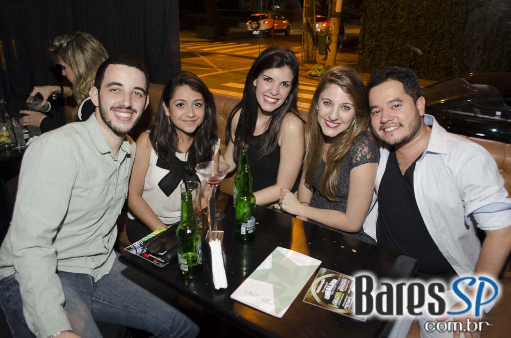 Dezoito Bar & Movement promoveu a Festa Glam com música ao vivo de Felipe Cambero Dezoito Bar & Movement promoveu a Festa Glam com música ao vivo de Felipe Cambero