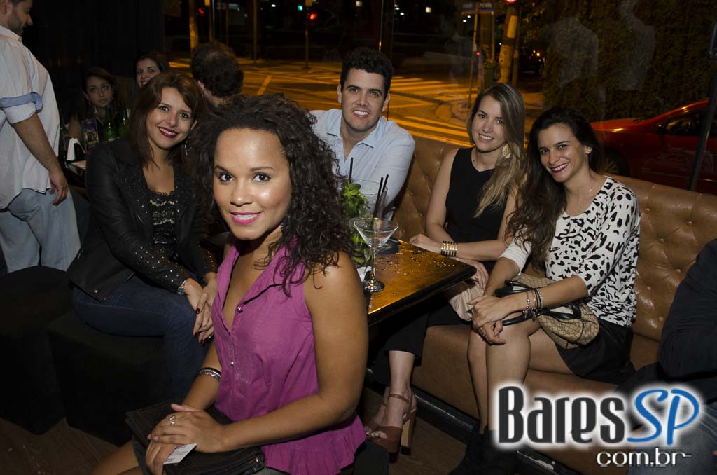 Dezoito Bar & Movement promoveu a Festa Glam com música ao vivo de Felipe Cambero Dezoito Bar & Movement promoveu a Festa Glam com música ao vivo de Felipe Cambero