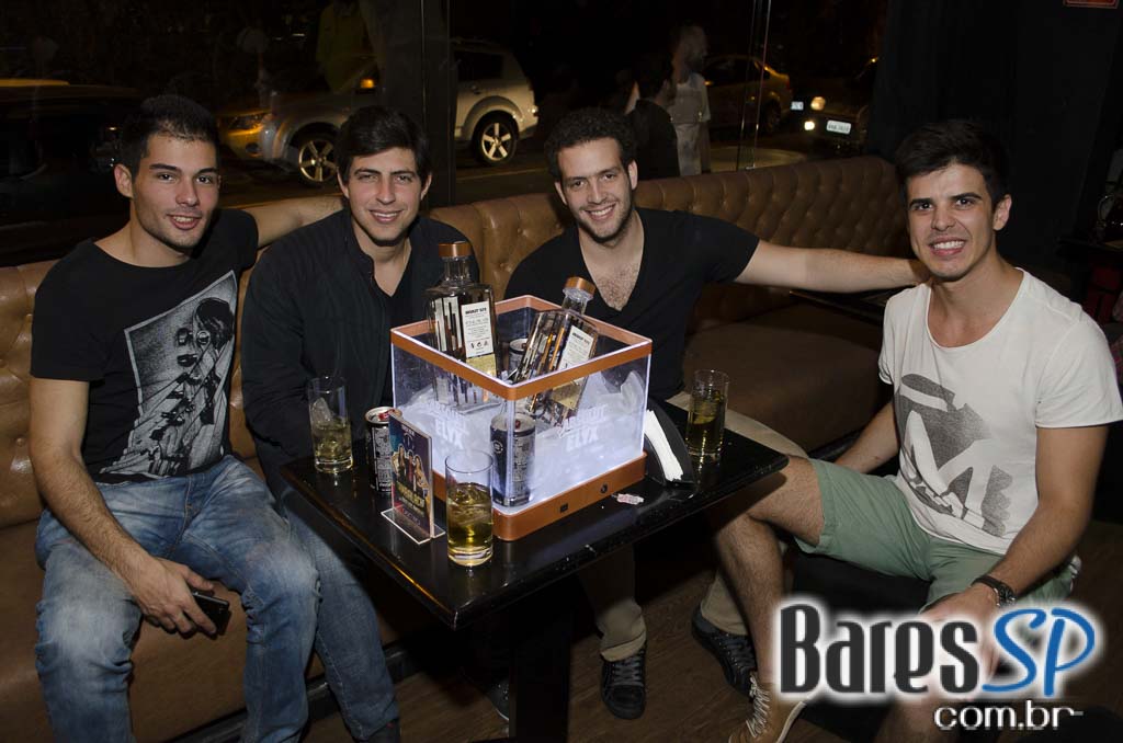 Dezoito Bar & Movement promoveu a Festa Glam com música ao vivo de Felipe Cambero Dezoito Bar & Movement promoveu a Festa Glam com música ao vivo de Felipe Cambero