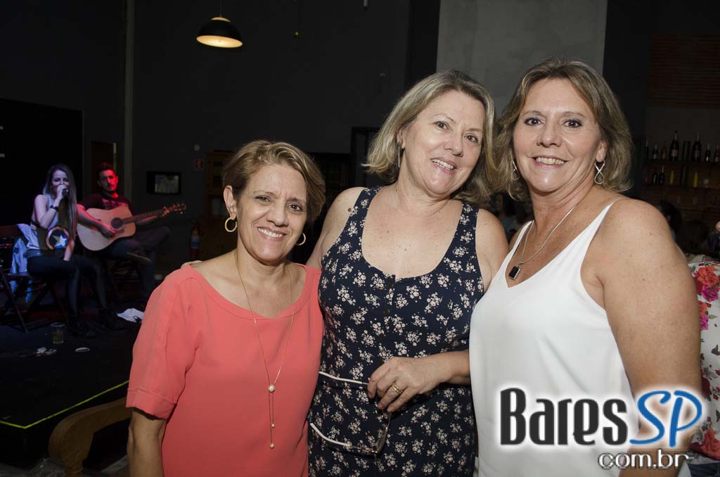 Mahoê recebeu show da cantora Fabiana Delz agitando o happy hour de sexta Mahoê recebeu show da cantora Fabiana Delz agitando o happy hour de sexta