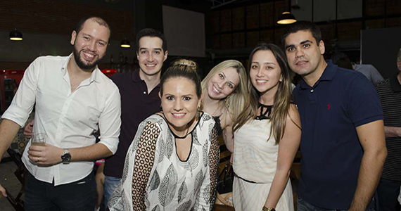 Mahoê recebeu show da cantora Fabiana Delz agitando o happy hour de sexta