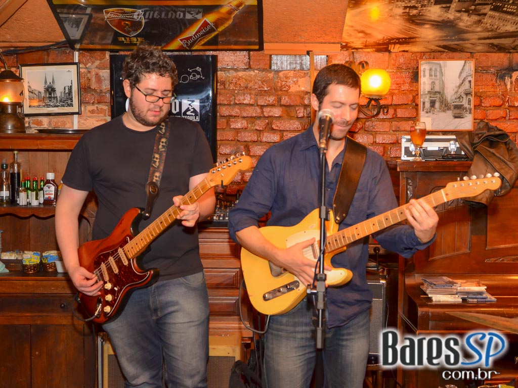 Cantor Breezy Rodio tocou muito blues & soul animando o Piratininga Bar Cantor Breezy Rodio tocou muito blues & soul animando o Piratininga Bar