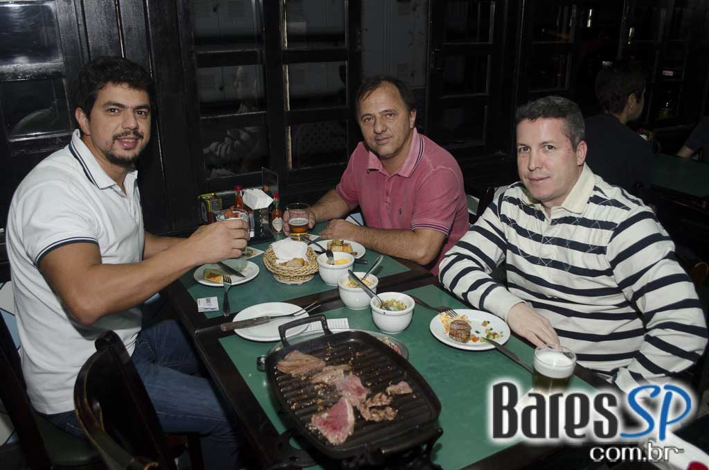 Bar do Juarez ofereceu diversos petiscos e drinks especiais no happy hour Bar do Juarez ofereceu diversos petiscos e drinks especiais no happy hour