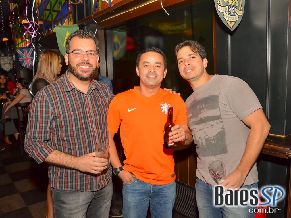 Rhino Pub comemorou aniversário com show da Banda Insônica e convidados Rhino Pub comemorou aniversário com show da Banda Insônica e convidados