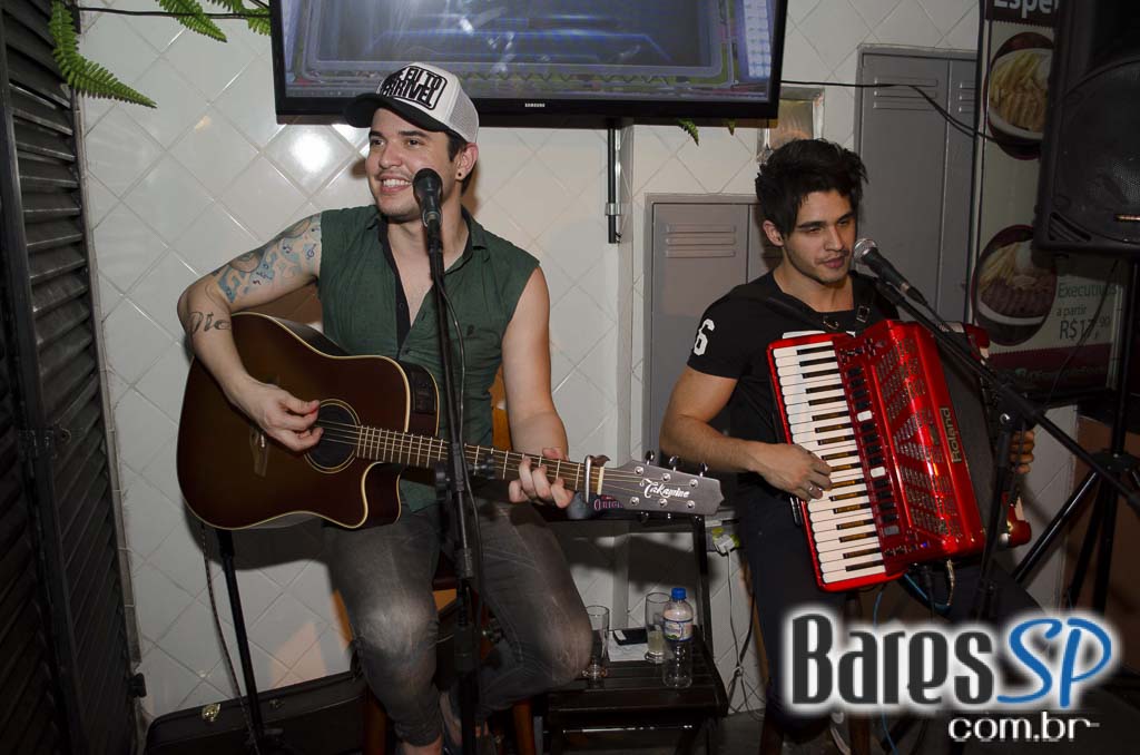 Leandro Telles animou o Happy hour do Espetacular Espeto & Grill Leandro Telles animou o Happy hour do Espetacular Espeto & Grill