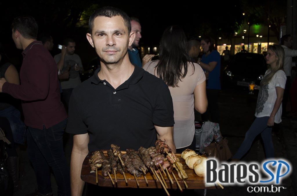 Leandro Telles animou o Happy hour do Espetacular Espeto & Grill Leandro Telles animou o Happy hour do Espetacular Espeto & Grill