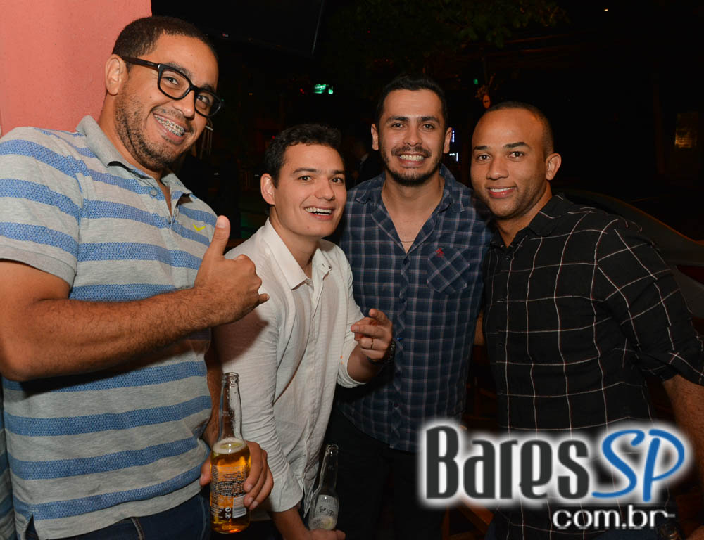 Banda Uncle Joe animou o palco do Gràcia Bar na sexta feira Banda Uncle Joe animou o palco do Gràcia Bar na sexta feira