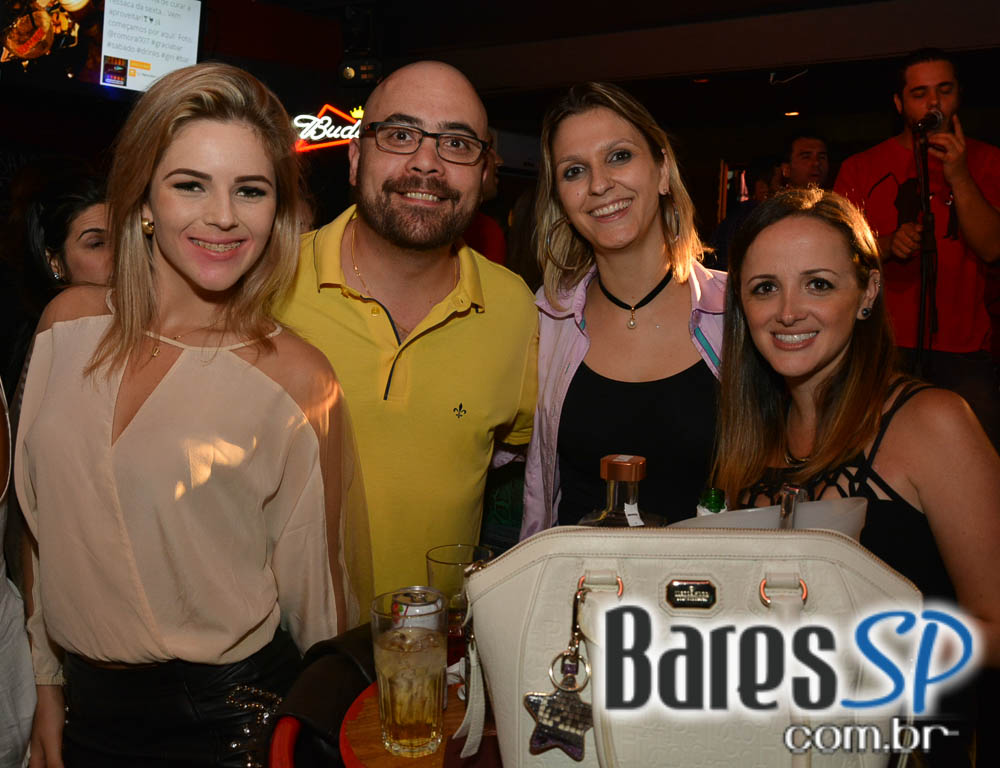 Banda Uncle Joe animou o palco do Gràcia Bar na sexta feira Banda Uncle Joe animou o palco do Gràcia Bar na sexta feira