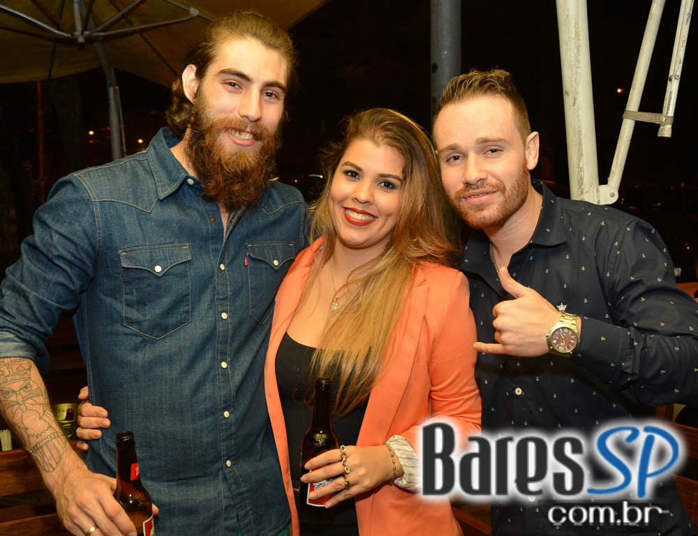 Banda Uncle Joe animou o palco do Gràcia Bar na sexta feira Banda Uncle Joe animou o palco do Gràcia Bar na sexta feira