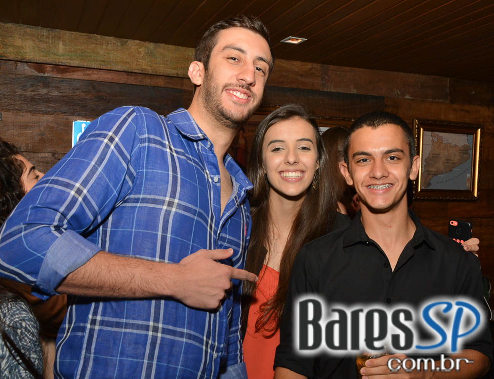 Banda Uncle Joe animou o palco do Gràcia Bar na sexta feira Banda Uncle Joe animou o palco do Gràcia Bar na sexta feira