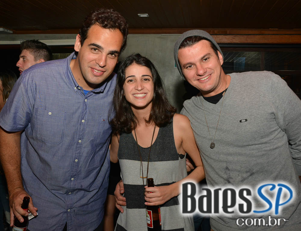 Banda Uncle Joe animou o palco do Gràcia Bar na sexta feira Banda Uncle Joe animou o palco do Gràcia Bar na sexta feira