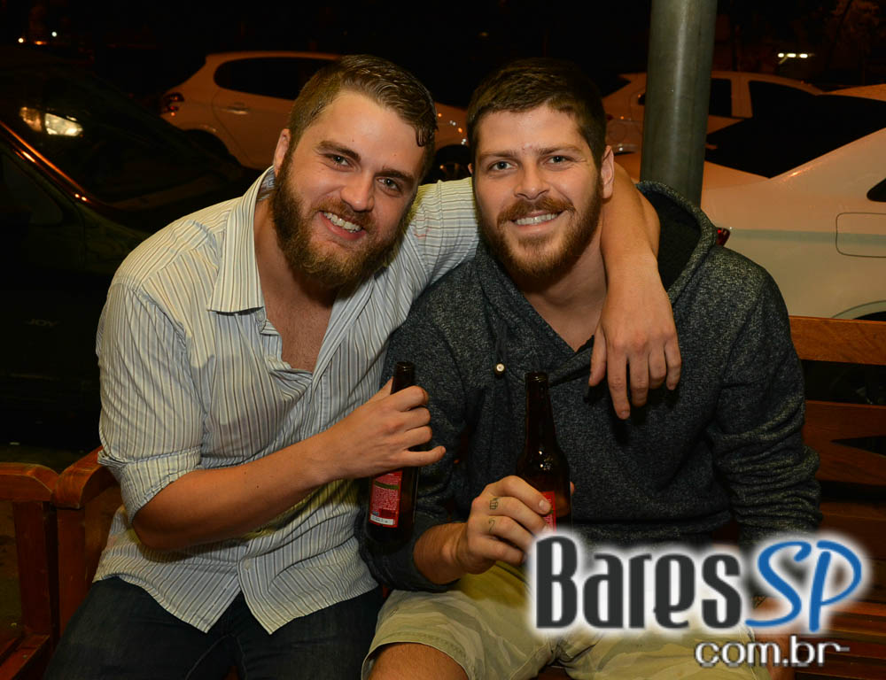 Banda Uncle Joe animou o palco do Gràcia Bar na sexta feira Banda Uncle Joe animou o palco do Gràcia Bar na sexta feira