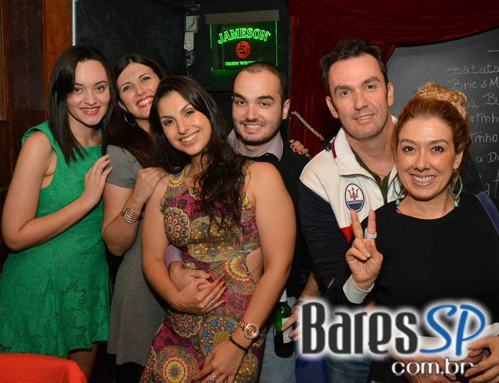 Banda Uncle Joe animou o palco do Gràcia Bar na sexta feira Banda Uncle Joe animou o palco do Gràcia Bar na sexta feira