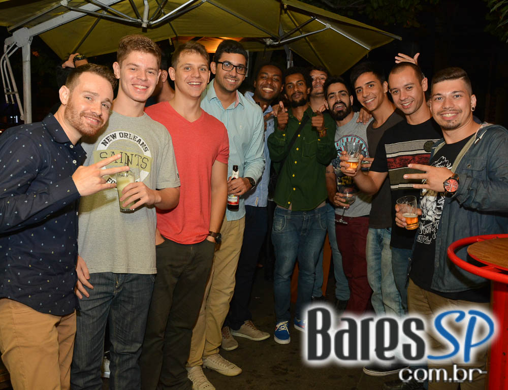 Banda Uncle Joe animou o palco do Gràcia Bar na sexta feira Banda Uncle Joe animou o palco do Gràcia Bar na sexta feira