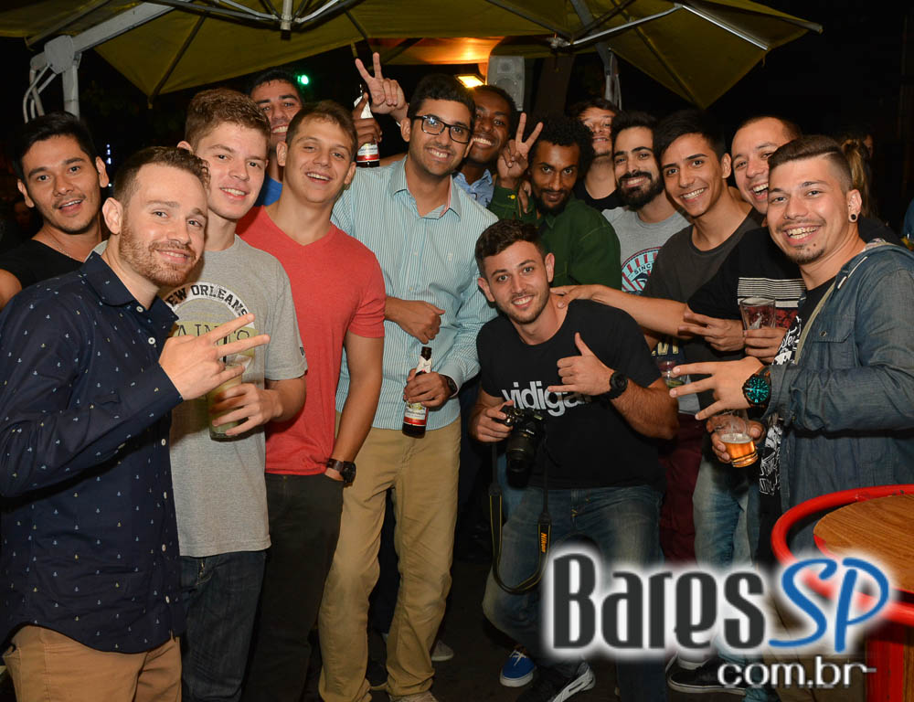 Banda Uncle Joe animou o palco do Gràcia Bar na sexta feira Banda Uncle Joe animou o palco do Gràcia Bar na sexta feira