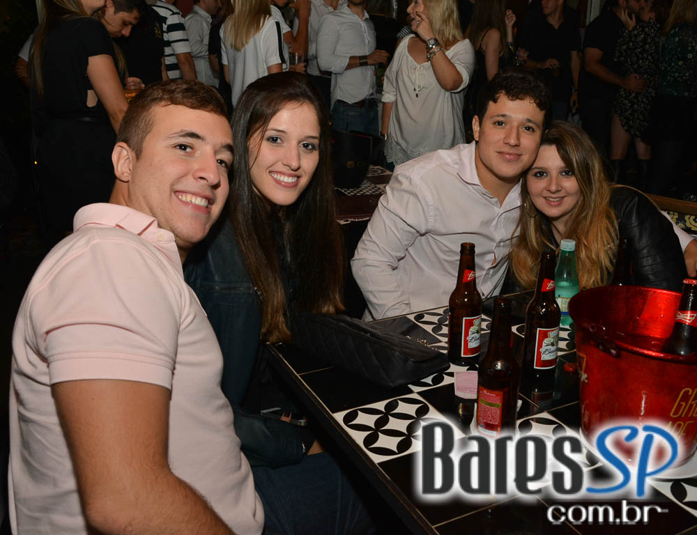 Banda Uncle Joe animou o palco do Gràcia Bar na sexta feira Banda Uncle Joe animou o palco do Gràcia Bar na sexta feira