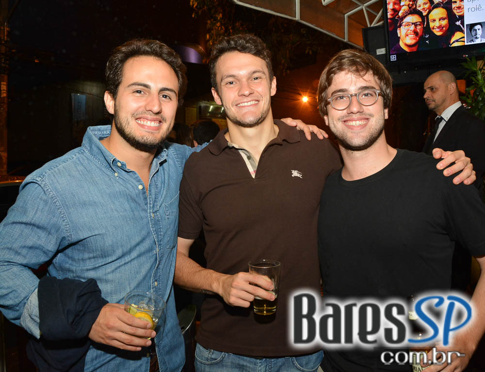 Banda Uncle Joe animou o palco do Gràcia Bar na sexta feira Banda Uncle Joe animou o palco do Gràcia Bar na sexta feira