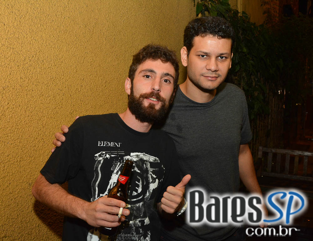 Banda Uncle Joe animou o palco do Gràcia Bar na sexta feira Banda Uncle Joe animou o palco do Gràcia Bar na sexta feira