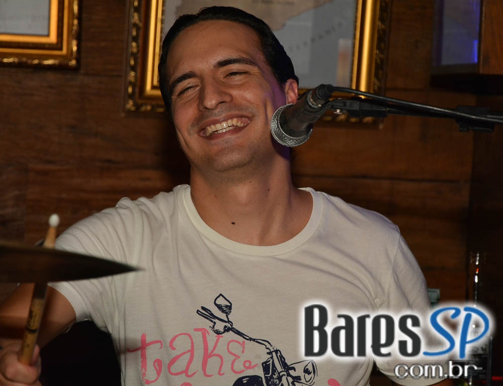 Banda Uncle Joe animou o palco do Gràcia Bar na sexta feira Banda Uncle Joe animou o palco do Gràcia Bar na sexta feira