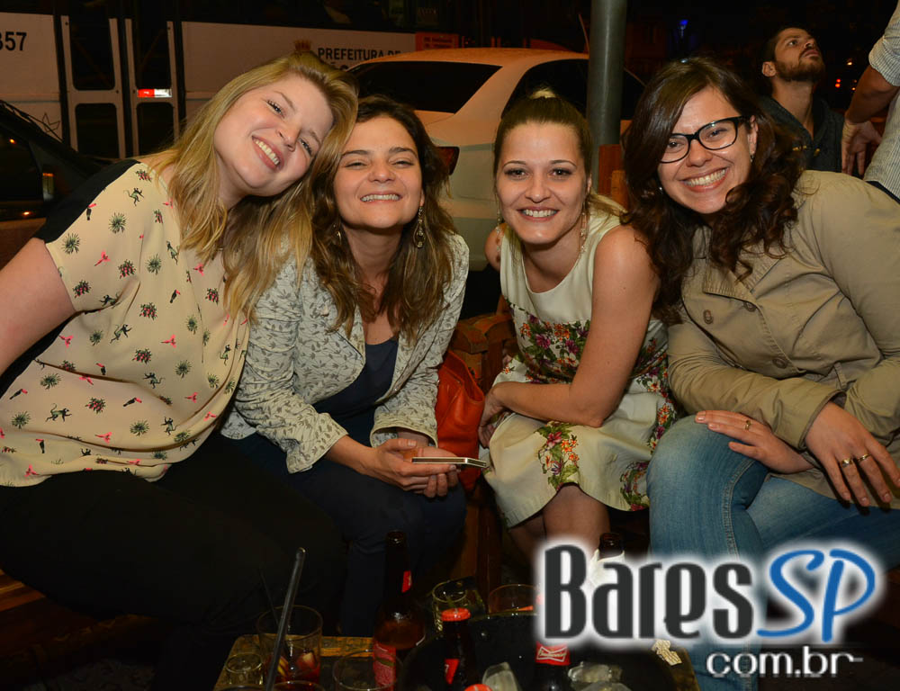 Banda Uncle Joe animou o palco do Gràcia Bar na sexta feira Banda Uncle Joe animou o palco do Gràcia Bar na sexta feira