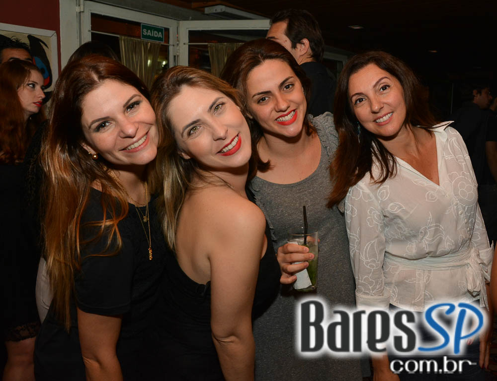 Banda Uncle Joe animou o palco do Gràcia Bar na sexta feira Banda Uncle Joe animou o palco do Gràcia Bar na sexta feira