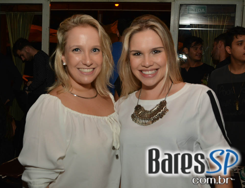 Banda Uncle Joe animou o palco do Gràcia Bar na sexta feira Banda Uncle Joe animou o palco do Gràcia Bar na sexta feira