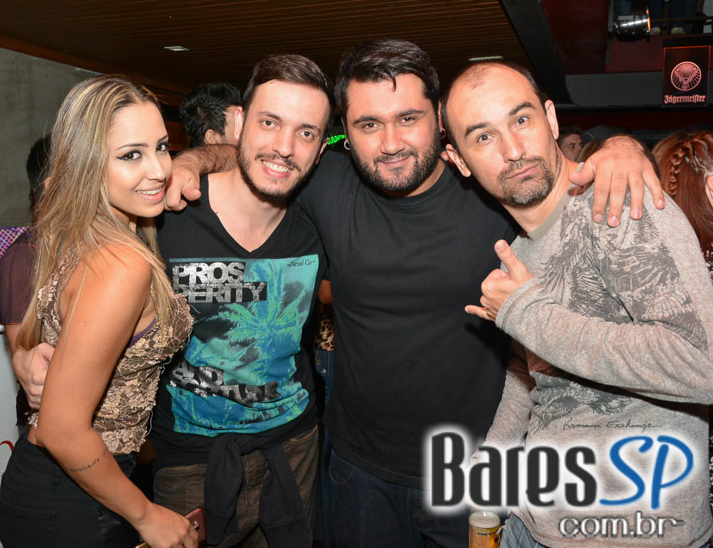 Banda Uncle Joe animou o palco do Gràcia Bar na sexta feira Banda Uncle Joe animou o palco do Gràcia Bar na sexta feira