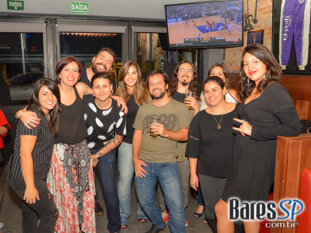 Banda Chambers se apresentou no St. George's Pub e animou a sexta Banda Chambers se apresentou no St. George's Pub e animou a sexta