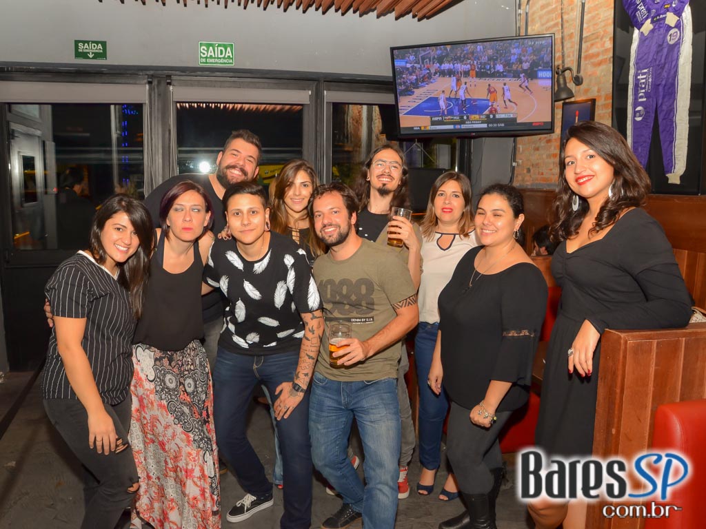 Banda Chambers se apresentou no St. George's Pub e animou a sexta Banda Chambers se apresentou no St. George's Pub e animou a sexta