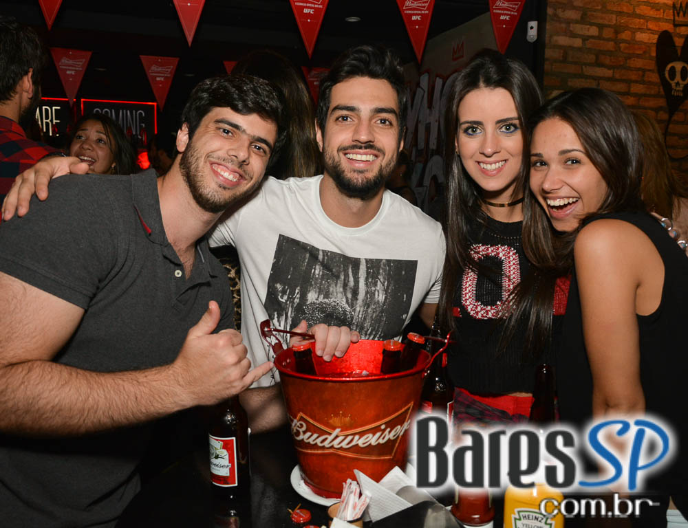 Skull Bar recebeu os agitos da Banda Holofotes que animou o sábado Skull Bar recebeu os agitos da Banda Holofotes que animou o sábado