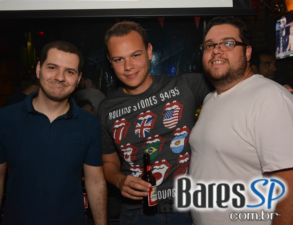 Skull Bar recebeu os agitos da Banda Holofotes que animou o sábado Skull Bar recebeu os agitos da Banda Holofotes que animou o sábado