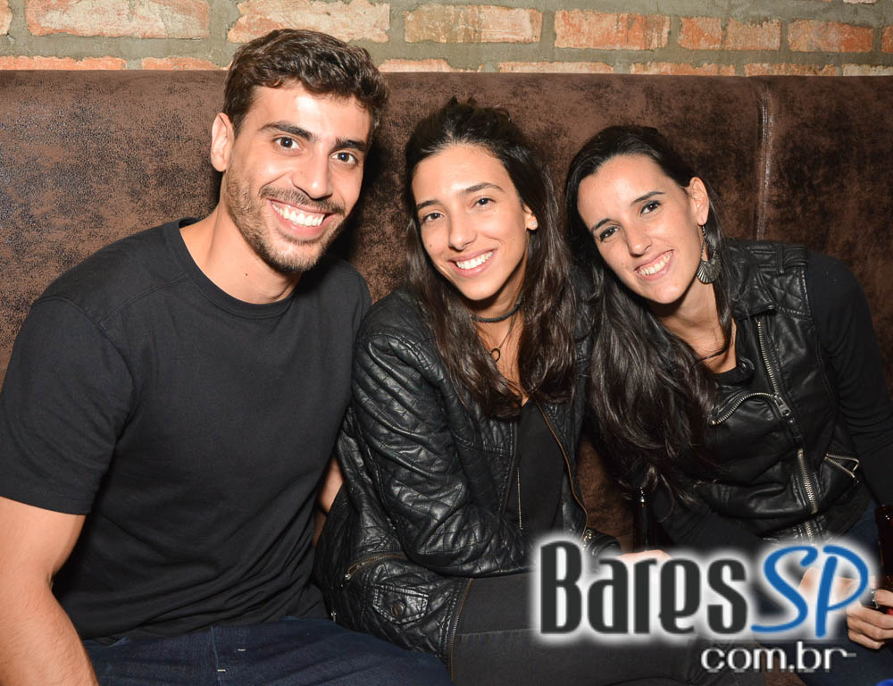 Skull Bar recebeu os agitos da Banda Holofotes que animou o sábado Skull Bar recebeu os agitos da Banda Holofotes que animou o sábado