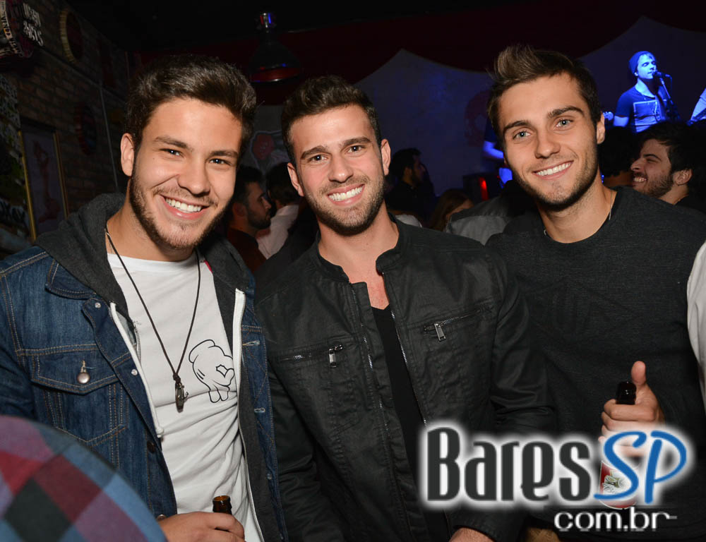 Skull Bar recebeu os agitos da Banda Holofotes que animou o sábado Skull Bar recebeu os agitos da Banda Holofotes que animou o sábado