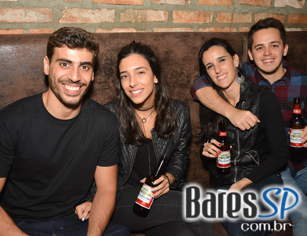 Skull Bar recebeu os agitos da Banda Holofotes que animou o sábado Skull Bar recebeu os agitos da Banda Holofotes que animou o sábado