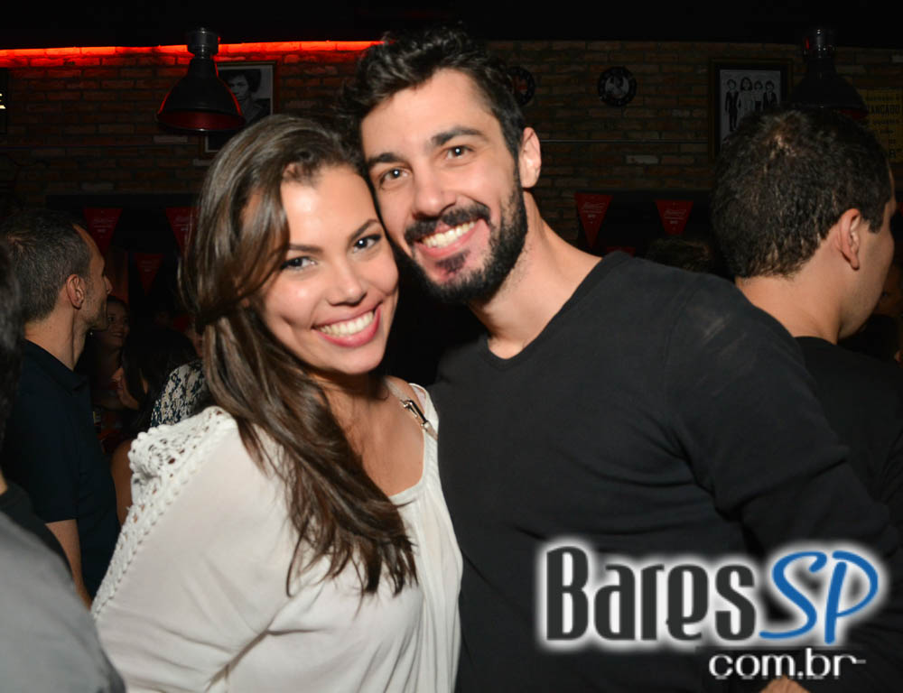 Skull Bar recebeu os agitos da Banda Holofotes que animou o sábado Skull Bar recebeu os agitos da Banda Holofotes que animou o sábado