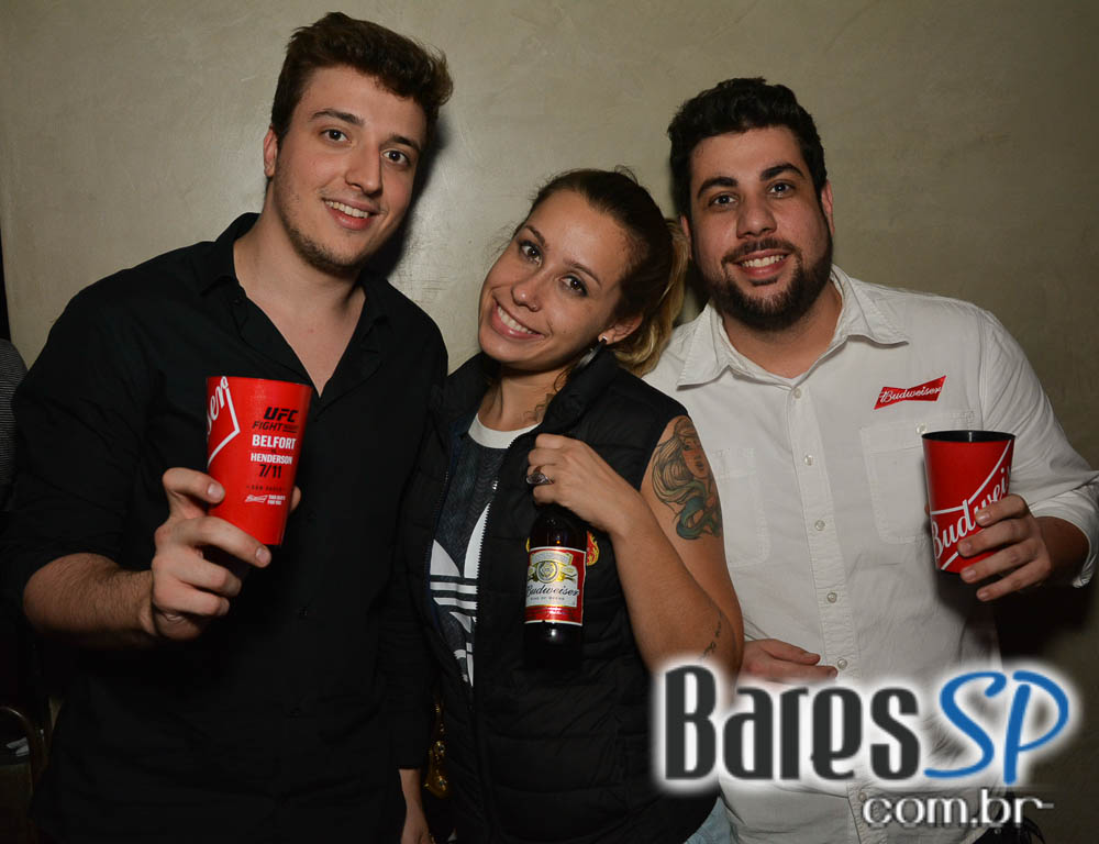 Skull Bar recebeu os agitos da Banda Holofotes que animou o sábado Skull Bar recebeu os agitos da Banda Holofotes que animou o sábado