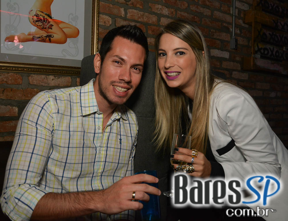 Skull Bar recebeu os agitos da Banda Holofotes que animou o sábado Skull Bar recebeu os agitos da Banda Holofotes que animou o sábado