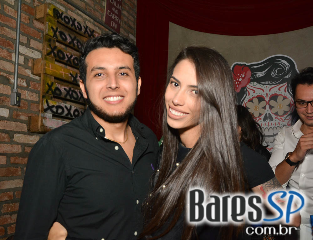 Skull Bar recebeu os agitos da Banda Holofotes que animou o sábado Skull Bar recebeu os agitos da Banda Holofotes que animou o sábado