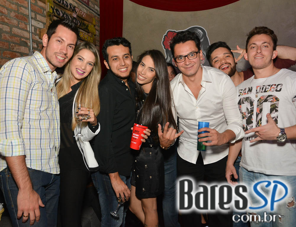 Skull Bar recebeu os agitos da Banda Holofotes que animou o sábado Skull Bar recebeu os agitos da Banda Holofotes que animou o sábado