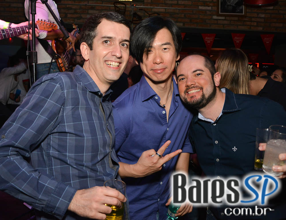 Skull Bar recebeu os agitos da Banda Holofotes que animou o sábado Skull Bar recebeu os agitos da Banda Holofotes que animou o sábado