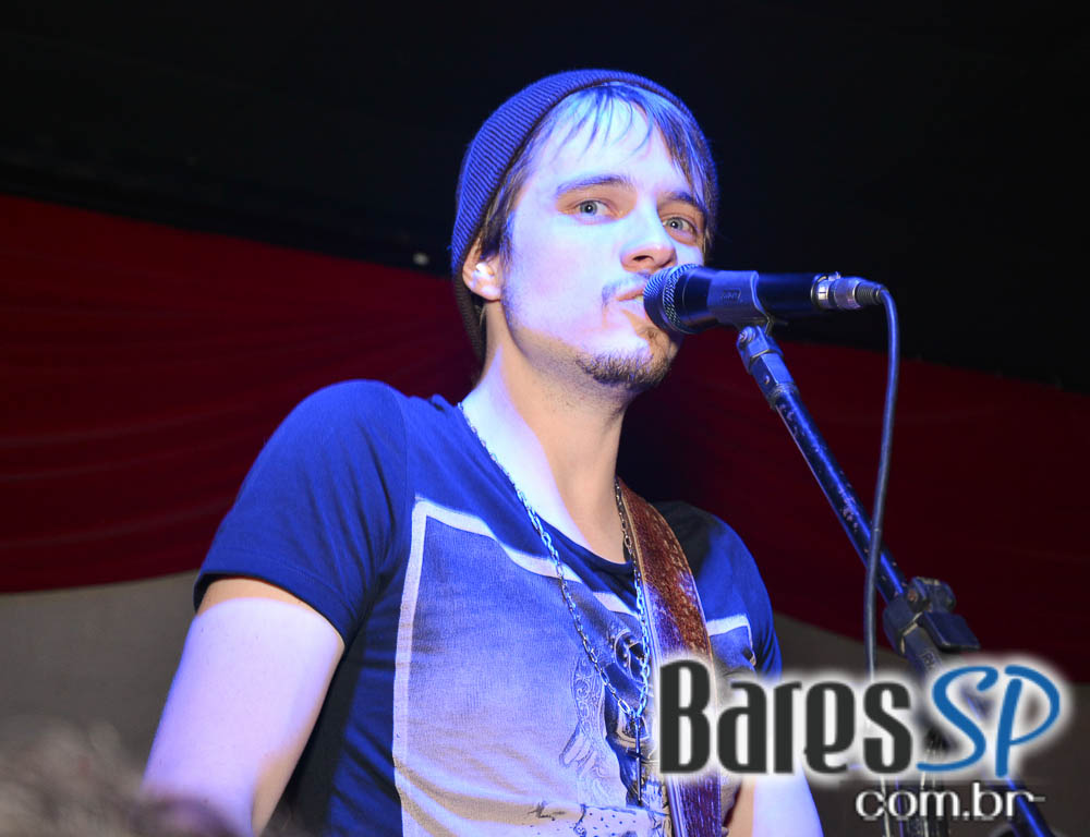 Skull Bar recebeu os agitos da Banda Holofotes que animou o sábado Skull Bar recebeu os agitos da Banda Holofotes que animou o sábado