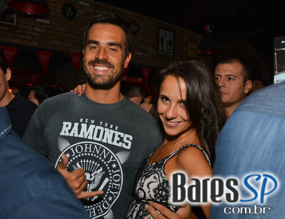 Skull Bar recebeu os agitos da Banda Holofotes que animou o sábado Skull Bar recebeu os agitos da Banda Holofotes que animou o sábado