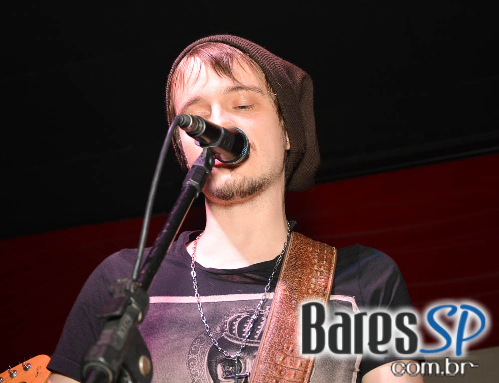 Skull Bar recebeu os agitos da Banda Holofotes que animou o sábado Skull Bar recebeu os agitos da Banda Holofotes que animou o sábado