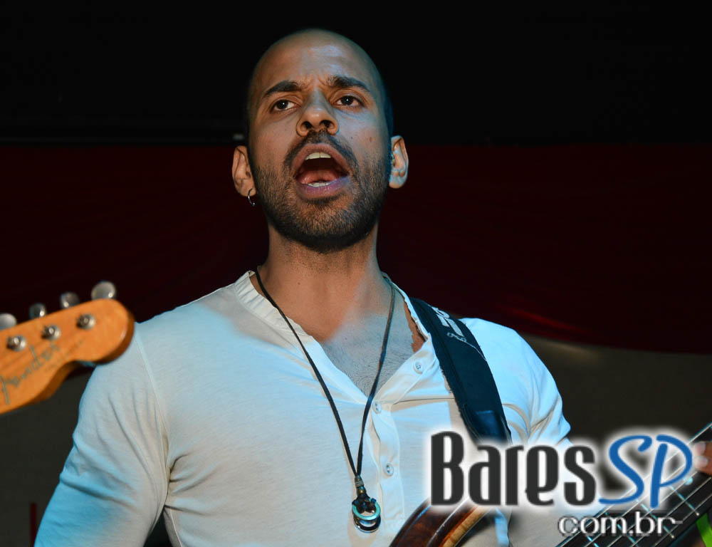 Skull Bar recebeu os agitos da Banda Holofotes que animou o sábado Skull Bar recebeu os agitos da Banda Holofotes que animou o sábado